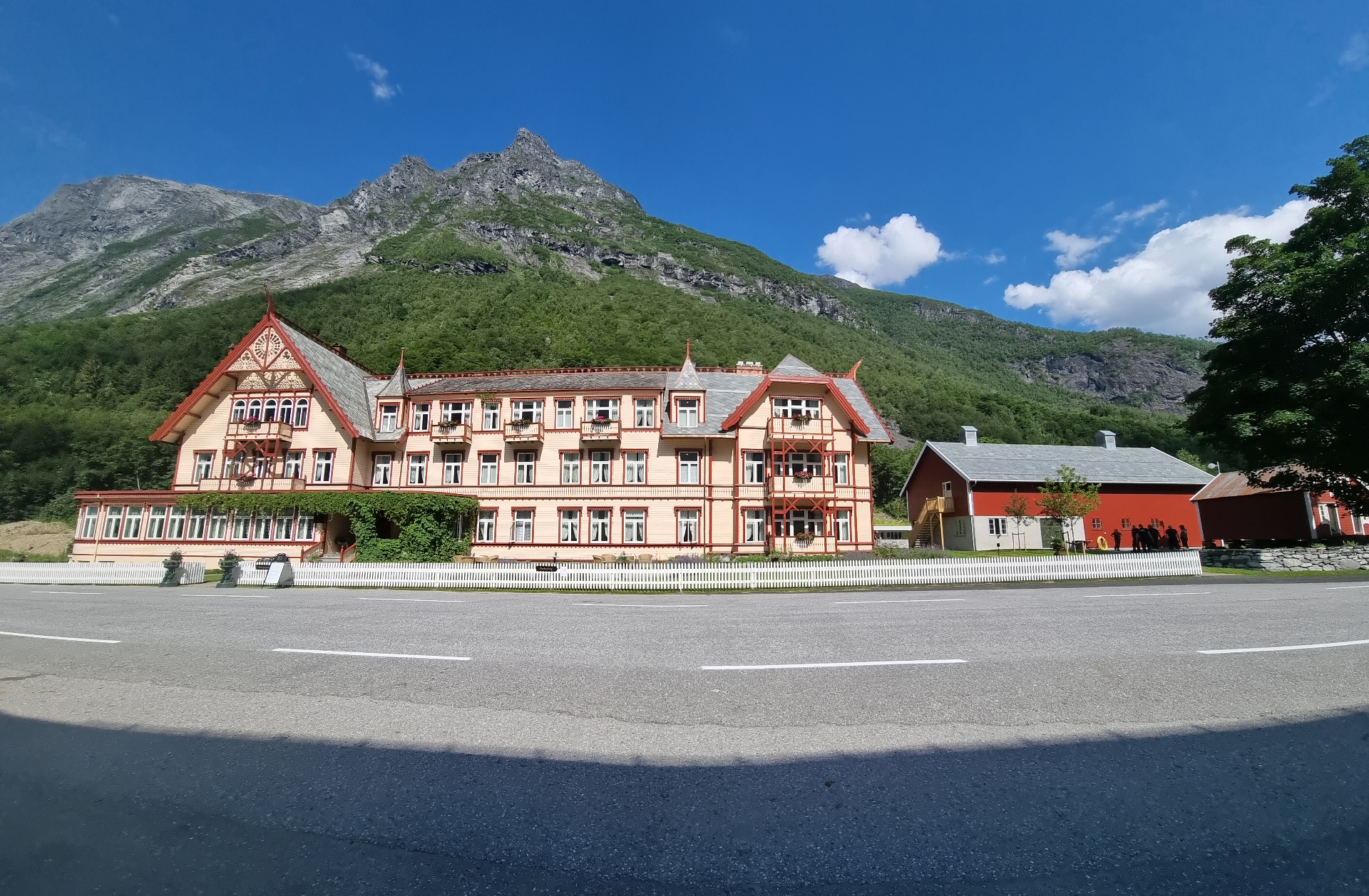 Hotel Union Øye with mountains in the background