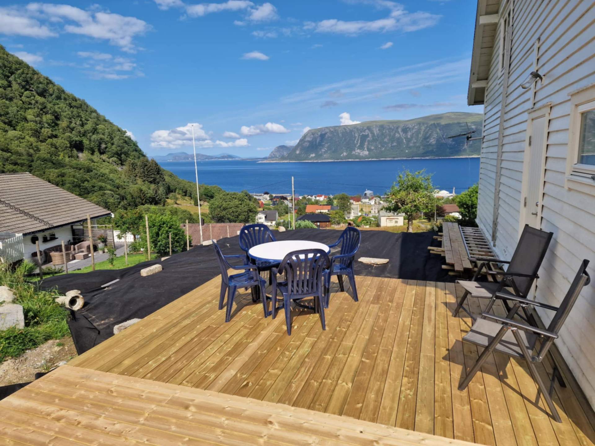 Stor terrasse med utsikt mot fjorden
