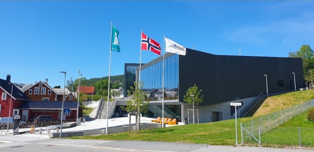 Ulstein Arena med Ulsteinbadet, bibliotek og kafe