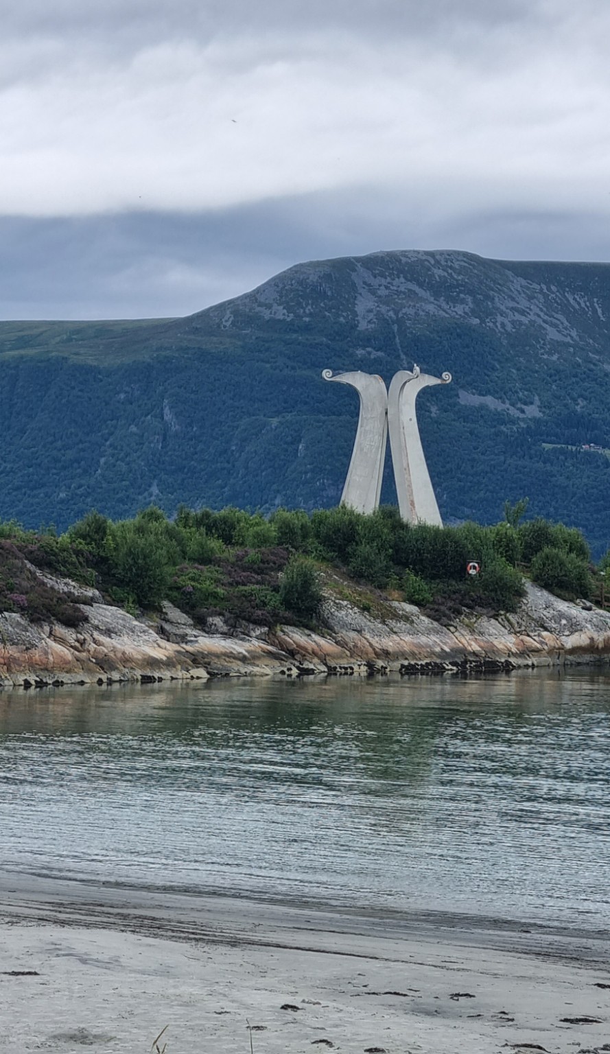 Overåsanden strand med vikingmonument i bakgrunnen
