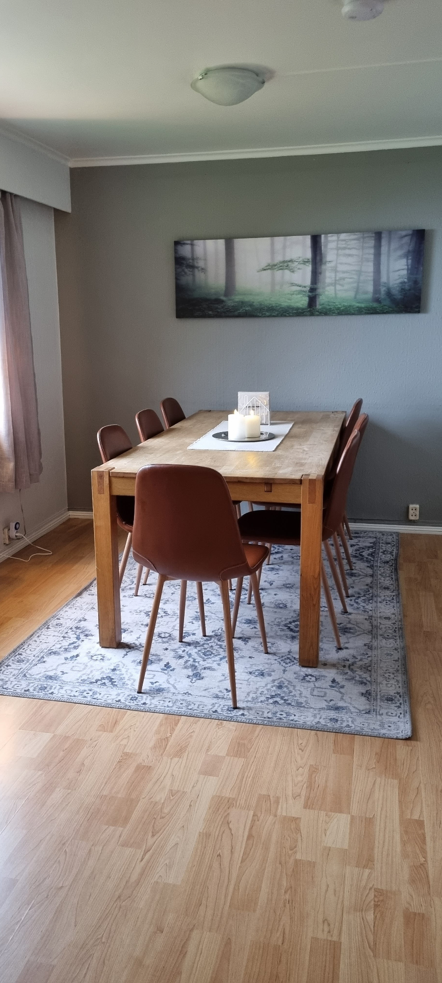 Spisestove med stort trebord og plass til åtte