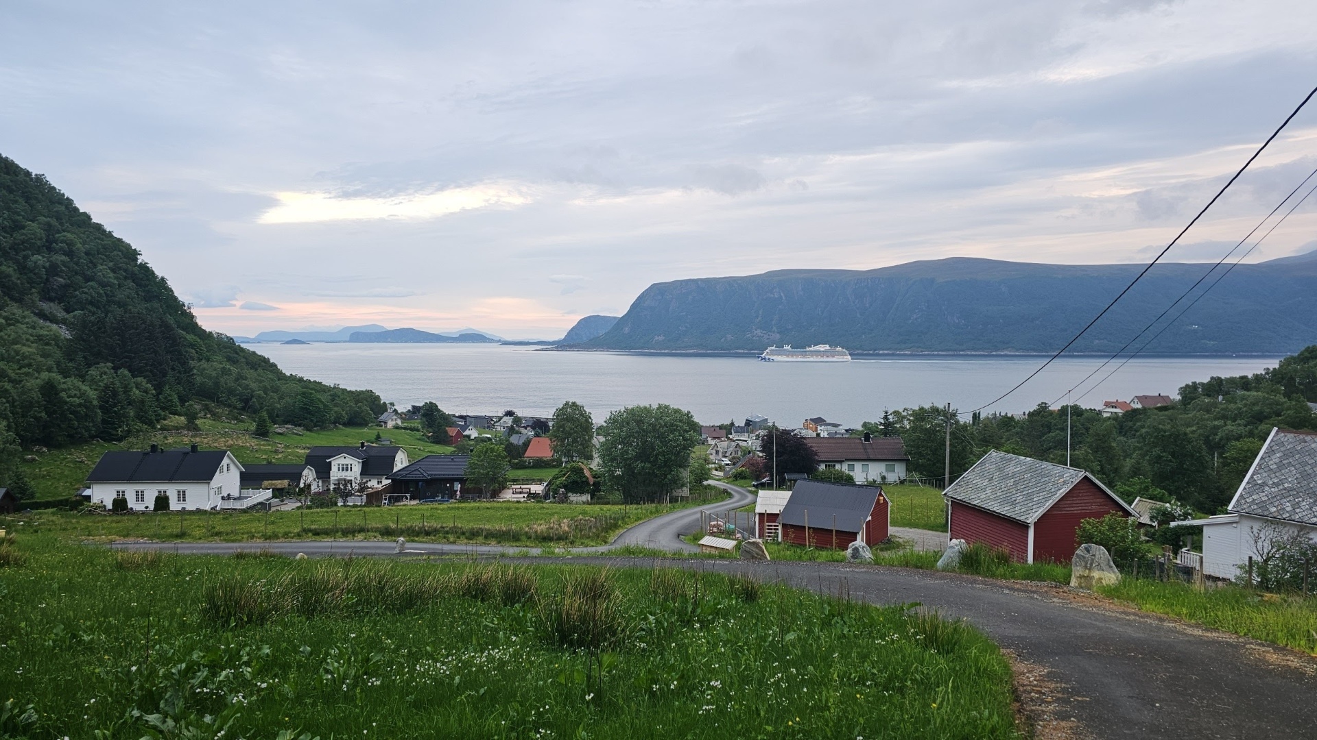 Utsikt frå hagen mot fjorden og bygda