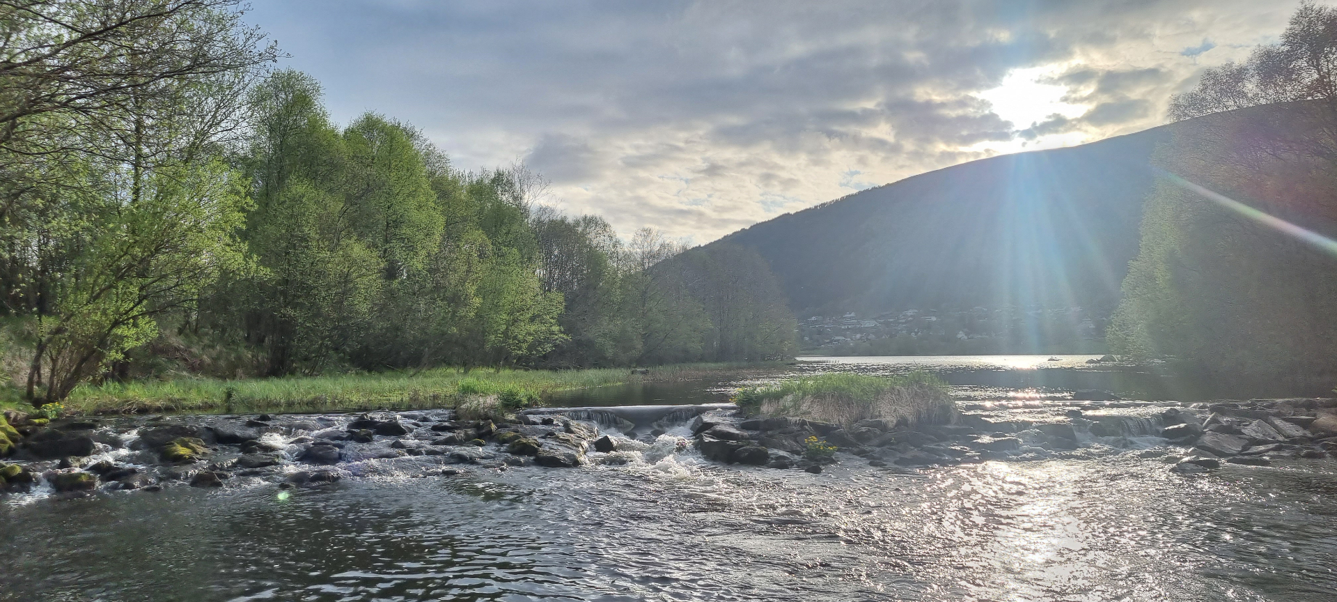Elv og foss langs Rotarystien