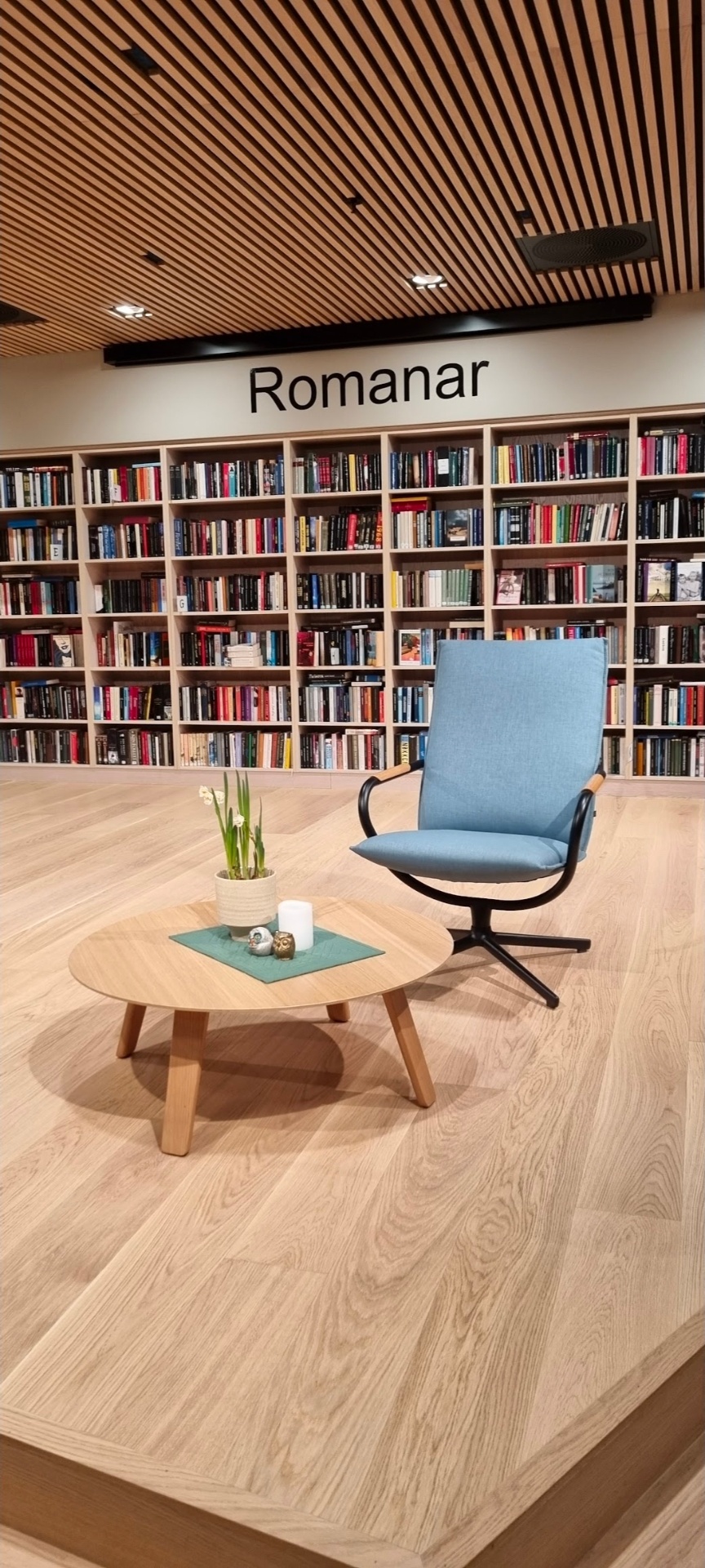 Interior of Hareid library with bookshelves and seating